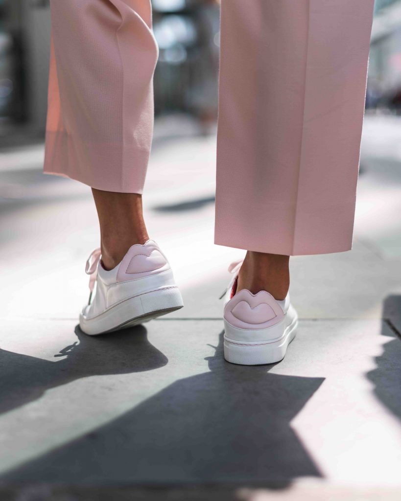 ▲時髦百搭的小白鞋有了粉嫩雙唇及粉紅天鵝絨鞋帶設計。（圖／LULU GUINNESS）