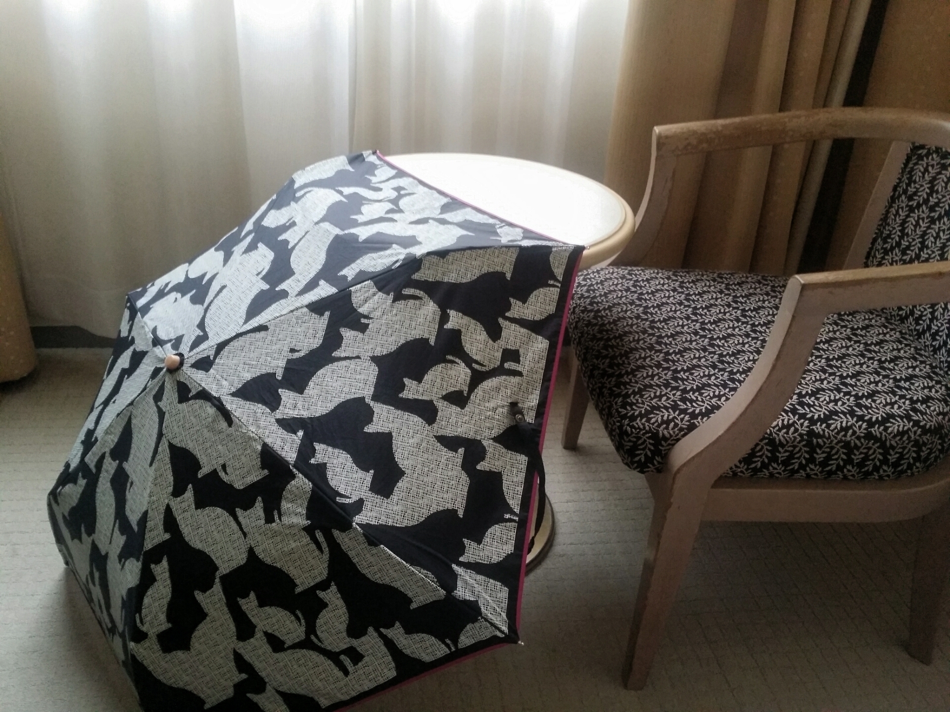 台灣有「室內不能撐傘的禁忌」。（圖／photoAC）