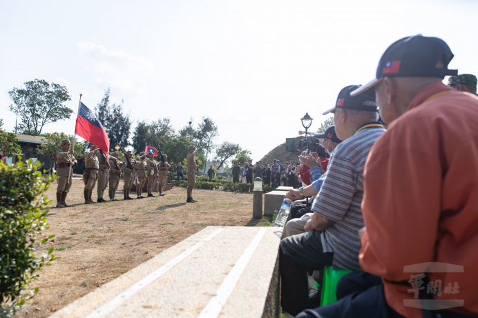 ▲ 國防部22日舉行古寧頭戰役70周年戰地巡禮活動，向參戰的老英雄們致敬。（軍聞社記者周力行攝）
