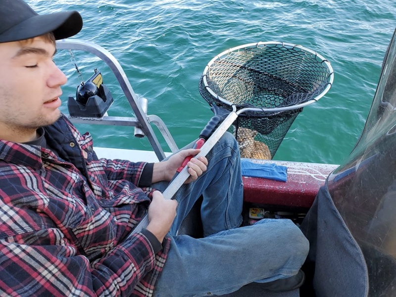 美國一家人到大湖泊釣魚　竟在水中撈到野生短尾貓！