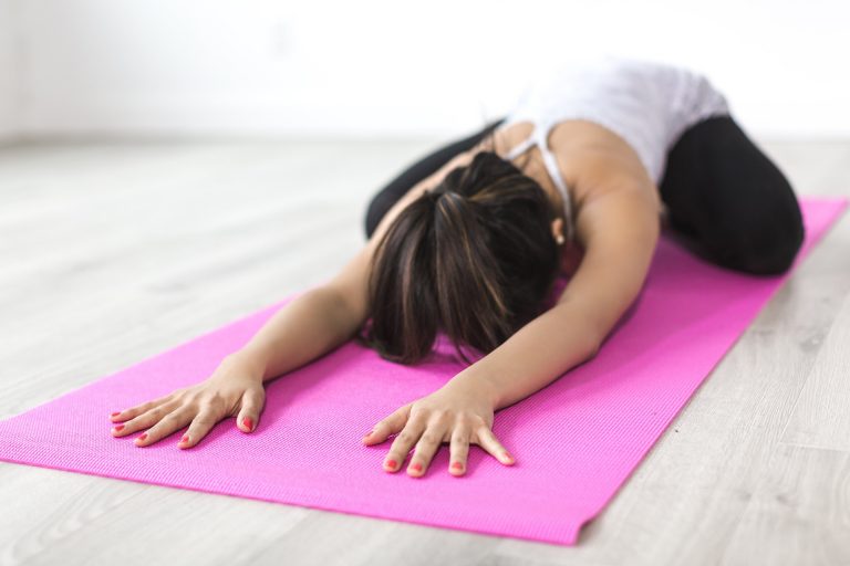 日本瑜珈老師獨創「枕頭拉筋操」　超有感瘦肚子兼長高還不快試試
