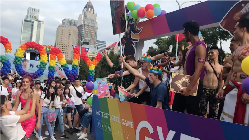 GYEE花車所到之處，蓋友與民眾一起開心互動表示支持與喜愛