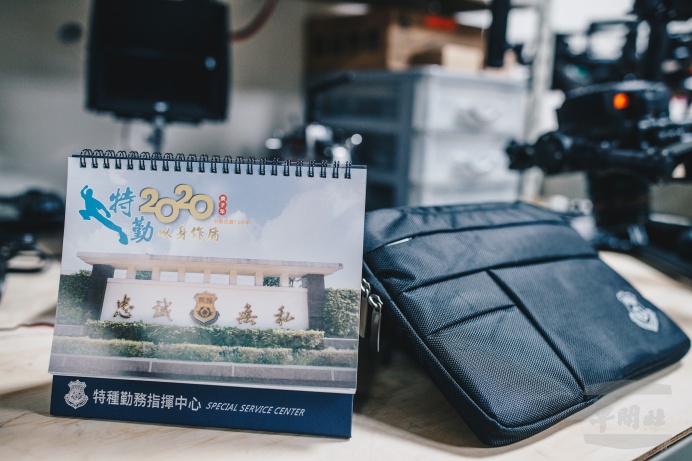 ▲ 國家安全局特種勤務指揮中心這次在編成典禮中推出「特勤形象月曆」。（軍聞社記者陳軍均攝）