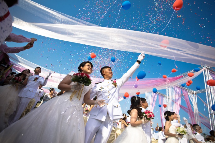 ▲ 海軍聯合婚禮55對新人一同施放氣球，象徵圓滿與幸福。（軍聞社記者周昇煒攝）