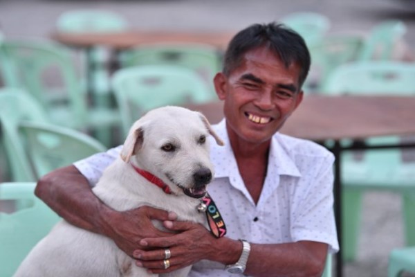 泰國大叔找回走失愛犬免費宴席慶祝　鄰居感動：他超有愛！