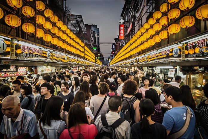 ▲台灣夜市人潮爆滿。（示意圖／翻攝自 Pixabay ）
