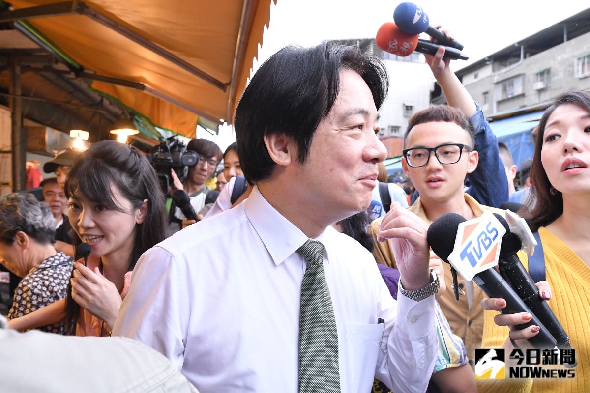 ▲前行政院長賴清德現身東湖和同黨立委候選人高嘉瑜掃街拜票，聽到蔡賴配一臉尷尬。（圖／記者葉政勳攝 , 2019.11.01）