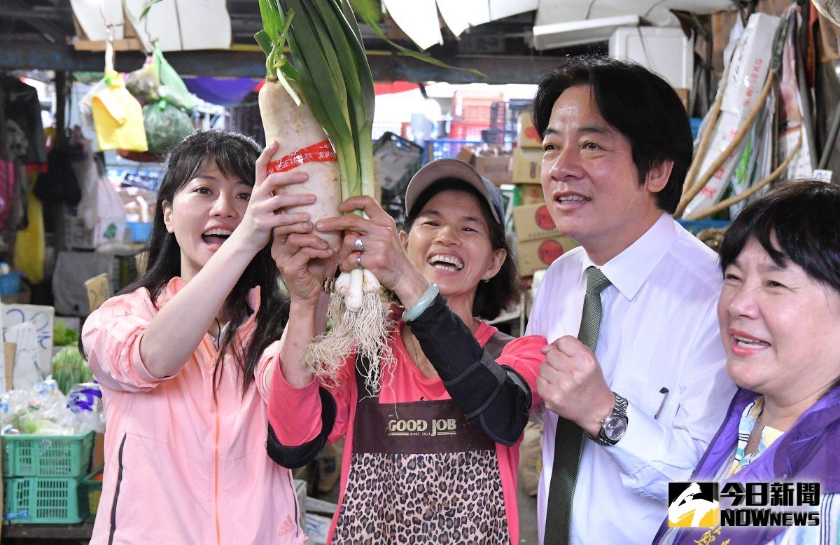 ▲前行政院長賴清德現身東湖和同黨立委候選人高嘉瑜掃街拜票，市場攤販熱情送上菜頭和蒜象徵當選和好彩頭。（圖／記者葉政勳攝 , 2019.11.01）