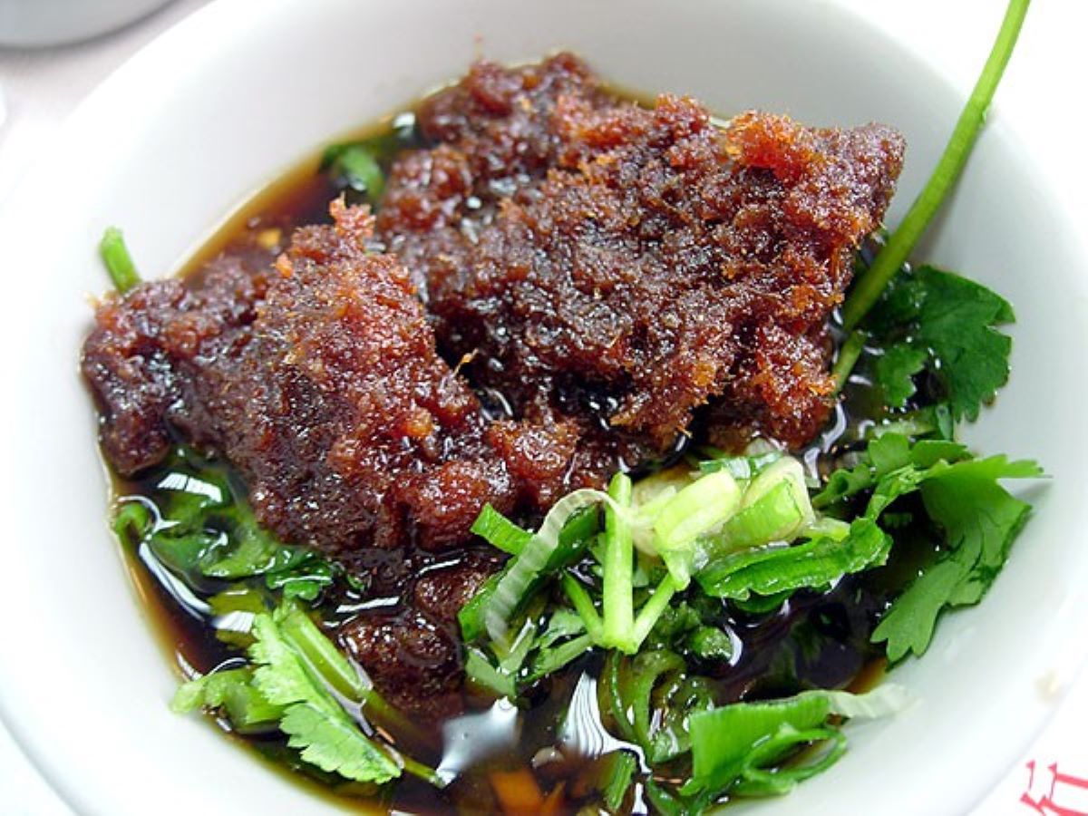 ▲有網友買沙茶醬發現神秘差異，表示大小罐吃起來味道不同，貼文一出，過來人認了。（示意圖／取自維基百科）