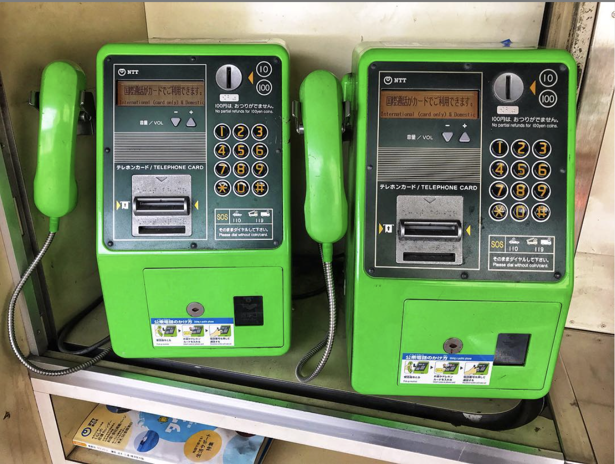 在日本，電話亭仍然相當普遍，更令人眼睛為之一亮的是，這些電話亭不只能打電話，還能寄發電子郵件。(IG:mpadula_photography)