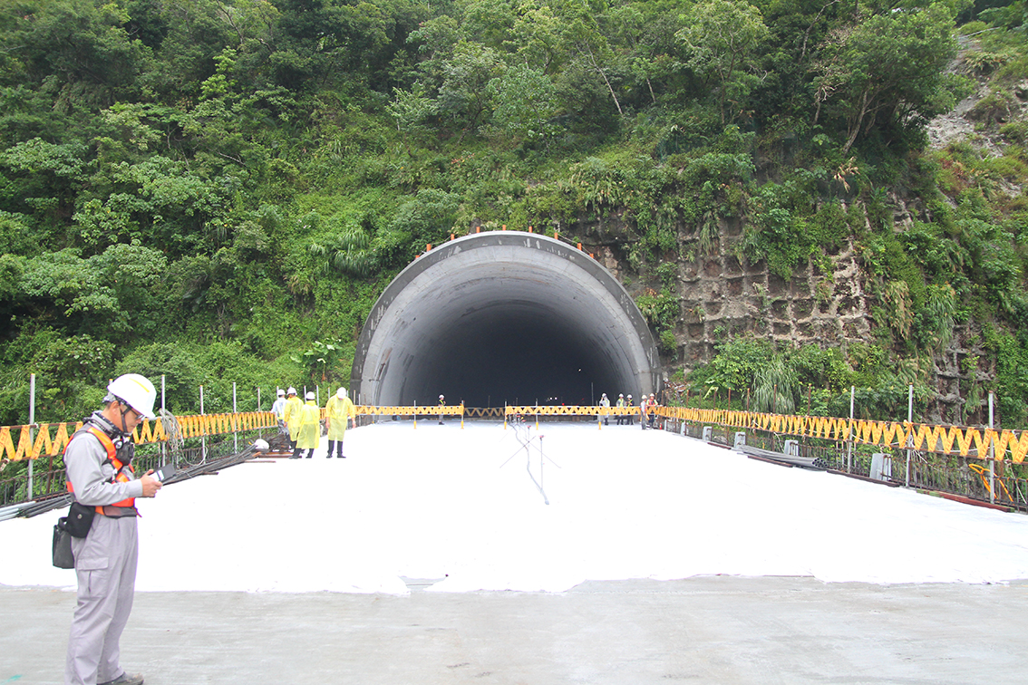 ▲總統蔡英文今前往視察花蓮蘇花改工程「仁水隧道」通車進度，勉勵大家，並承諾明年1月５日通車目標不變。（圖／記者鄭志宏攝）