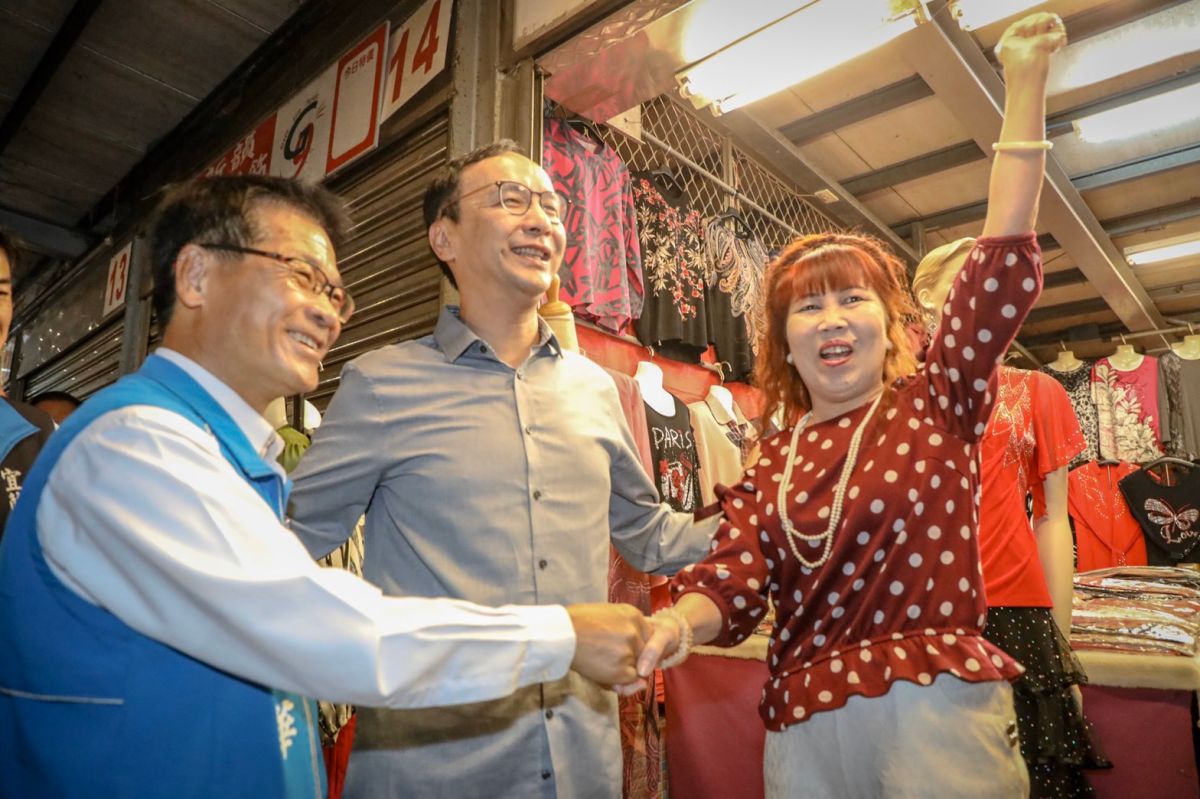 朱立倫陪同國民黨立委參選人呂國華到宜蘭綠九市場拜票。( 圖 / 朱立倫辦公室提供 )