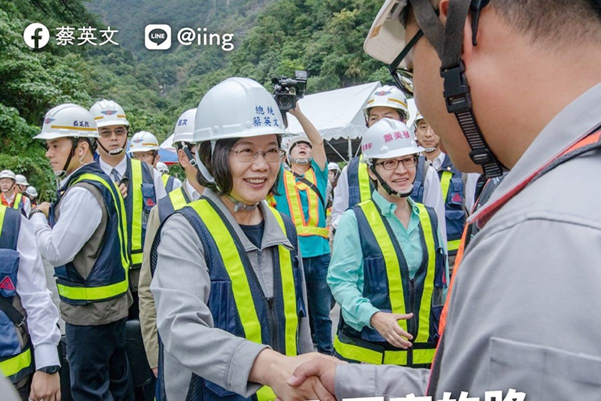 蔡英文總統宣布在2020年1月5日「蘇花改將會『如期全線通車』」。( 圖 / 蔡英文臉書 )