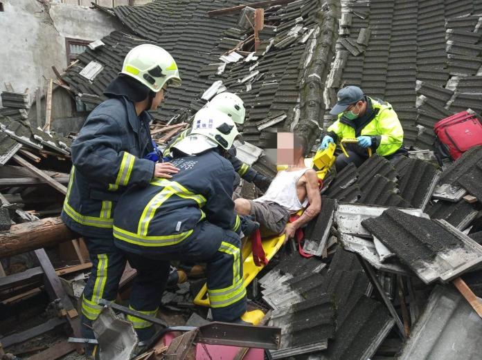 ▲消防人員從瓦礫堆中救出受困的吳姓民眾。（圖／宜蘭縣消防局提供)