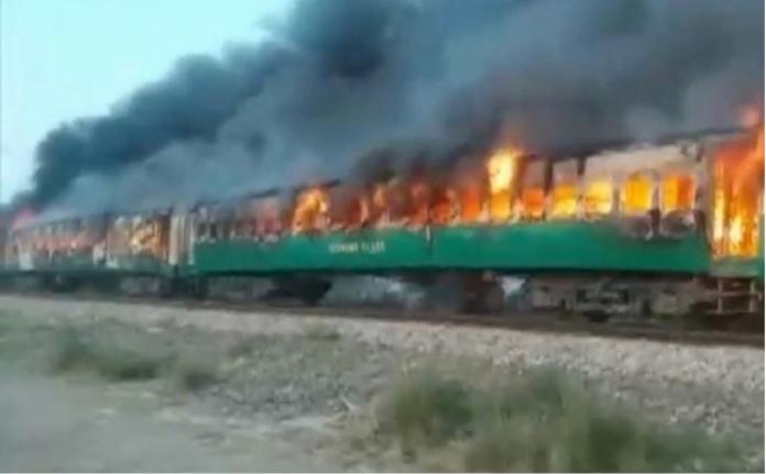 31日，巴基斯坦的火車爆炸，至少73人死亡，大火難以撲滅。（圖／中央社）