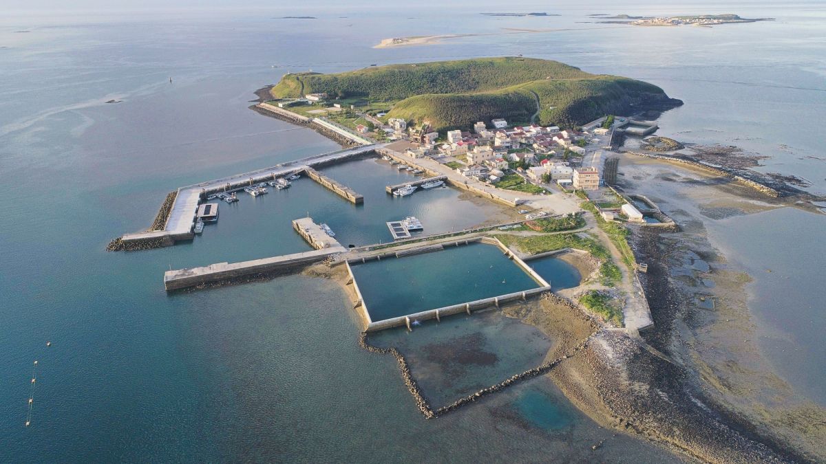 ▲員貝嶼是澎湖群島北海的一顆明珠，島嶼形狀似螺貝覆蓋於水上而得名，島上柱狀玄武岩十分發達，已列為玄武岩自然保留區。（圖／郭偉民提供）