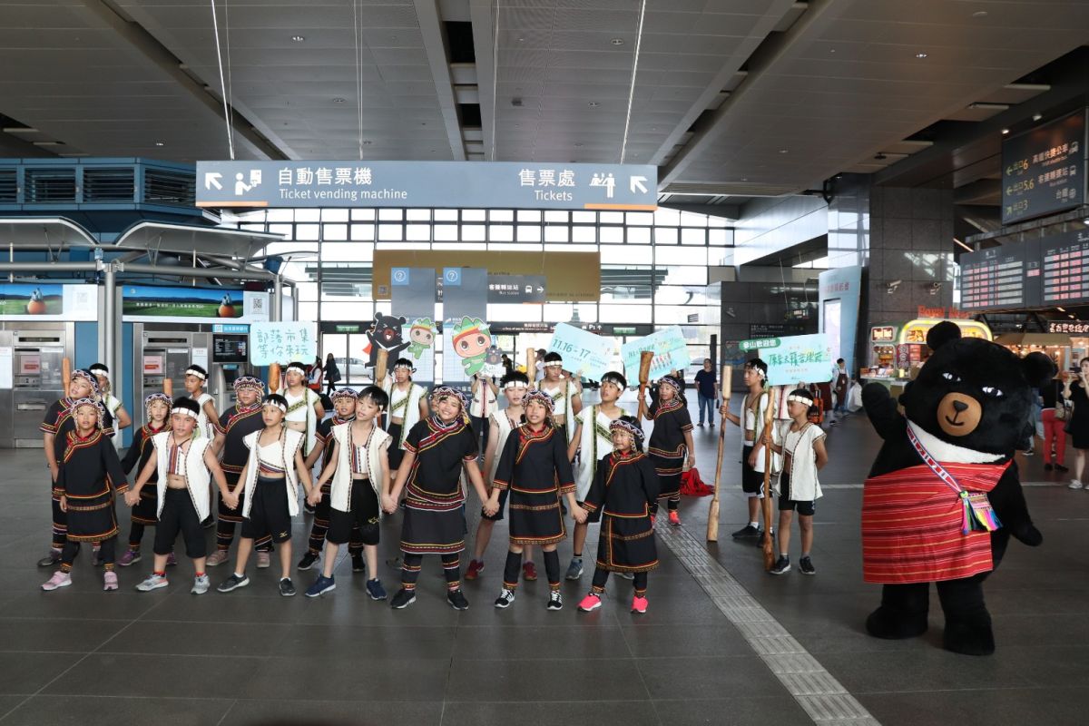 ▲來自南投原鄉小朋友在高鐵台中站快閃演唱，為第二屆原音天籟音樂會暖身。（圖／參山國家風景區管理處提供）