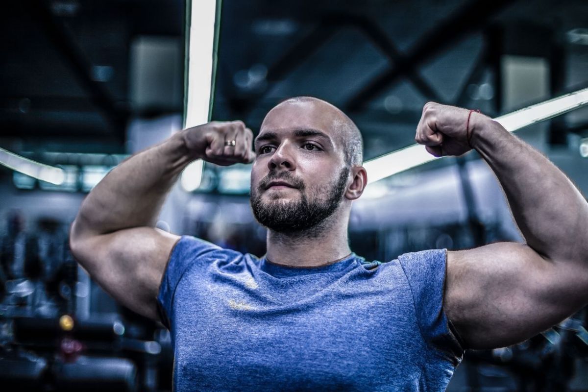 ▲不少男性都希望可以快速練出一身精壯肌肉，但如果投機取巧施打「類固醇」，可能會引發不少副作用，醫師提醒不可濫用！(示意圖/shutterstock)