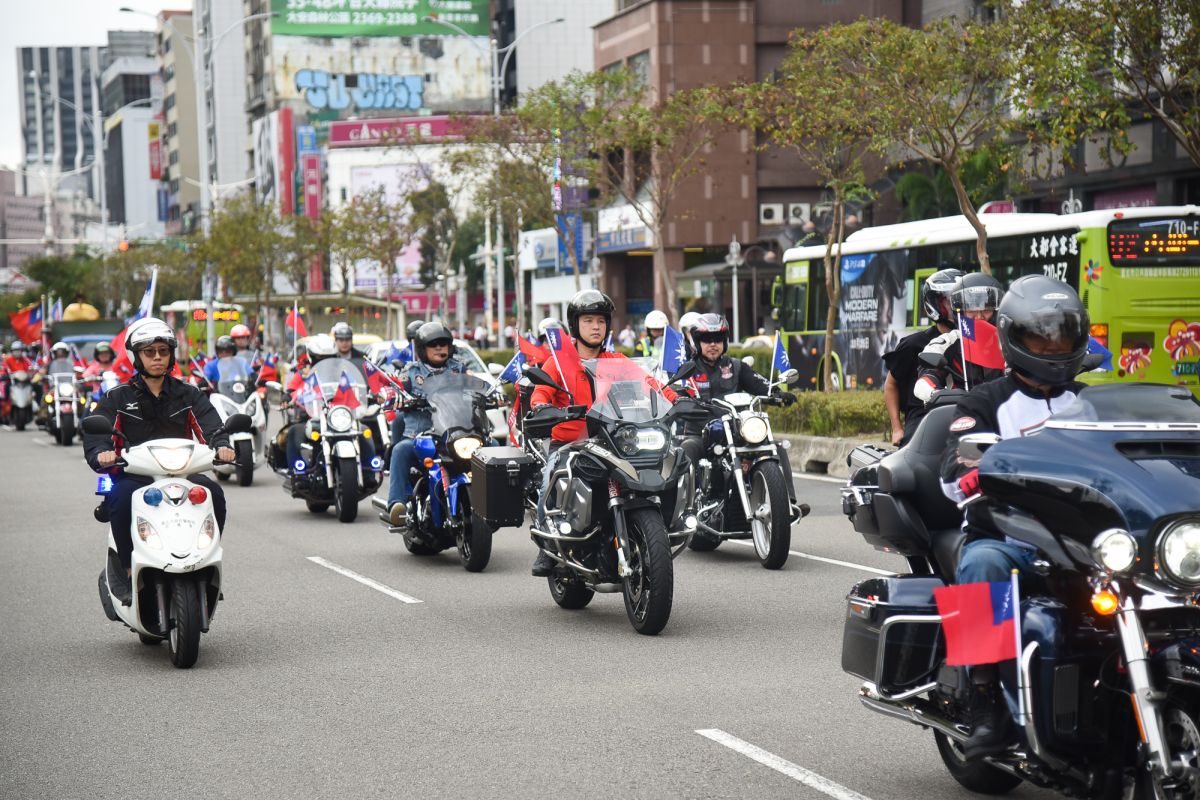 挺韓民眾自主發起車隊遊行，但現場來的車輛不如預期的多。 (圖/記者陳明安攝影)