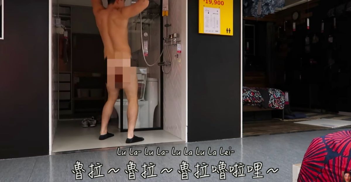 ▲李興文兒子李堉睿全身脫光光惡搞賣場，引發熱議。（圖／翻攝Youtube）