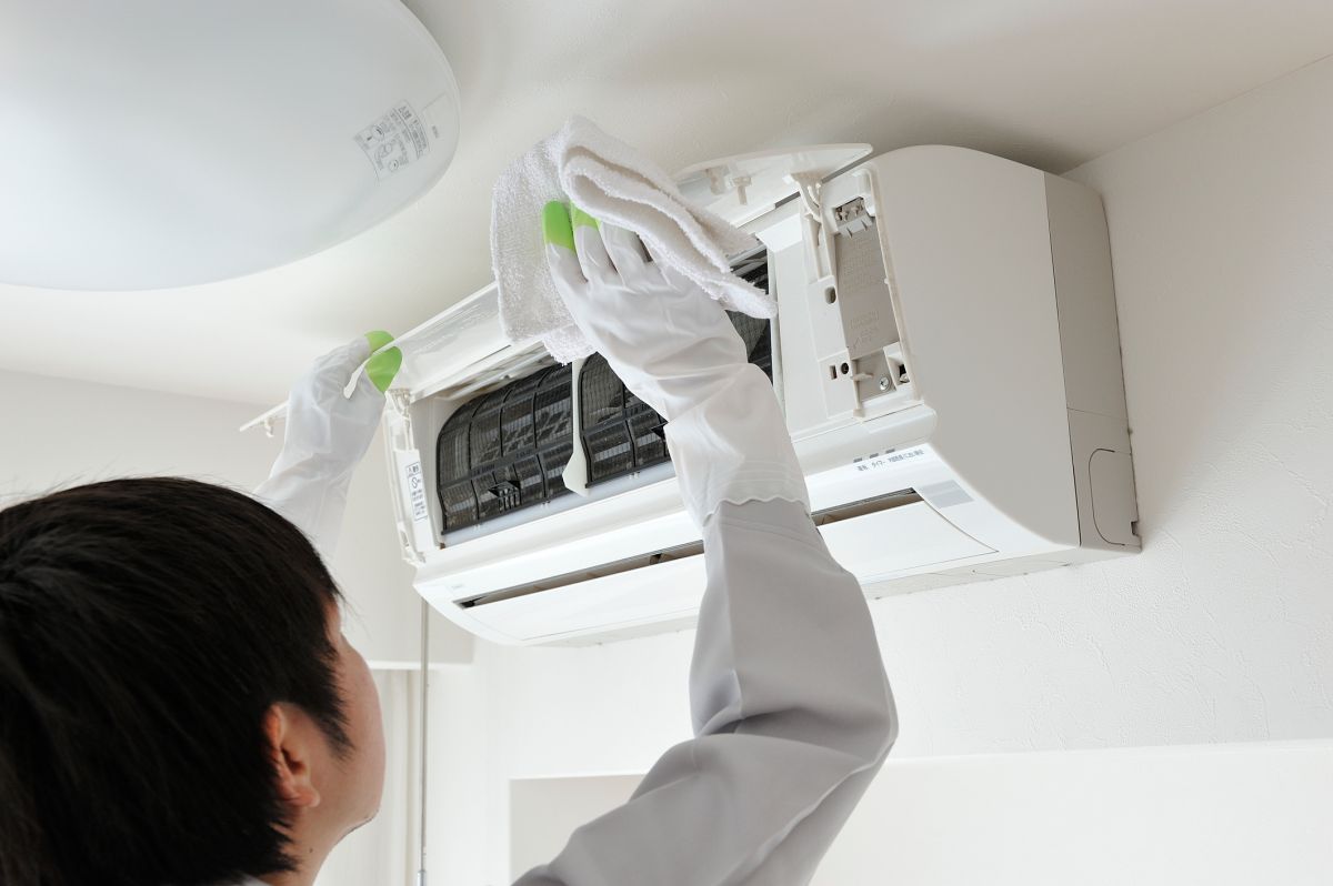 ▲網友發現冷氣有異味，打電話想請師傅來洗冷氣，未料「非急件」竟然要排到11月，讓他直呼「太扯了」。（示意圖／信義居家提供）