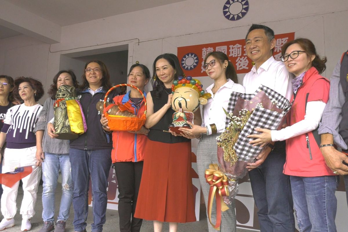 ▲金門婦女後援會獻上吉祥物，祝韓國瑜旗開得勝。（圖／莿若喬攝, 2019.11.01）