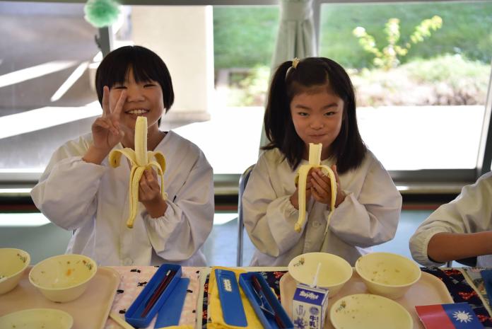 ▲ 日本學童享用美味國產香蕉。（圖／農糧署提供）