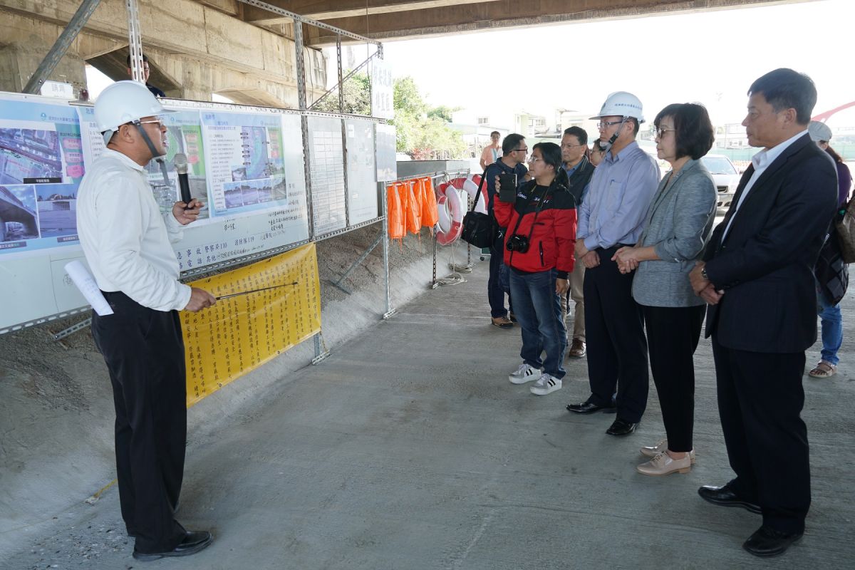 ▲蘇治芬與張勝智去年12月聽取水利署對施工中的北港溪魅力工程進度。（圖／記者蘇榮泉攝，2019.11.01）