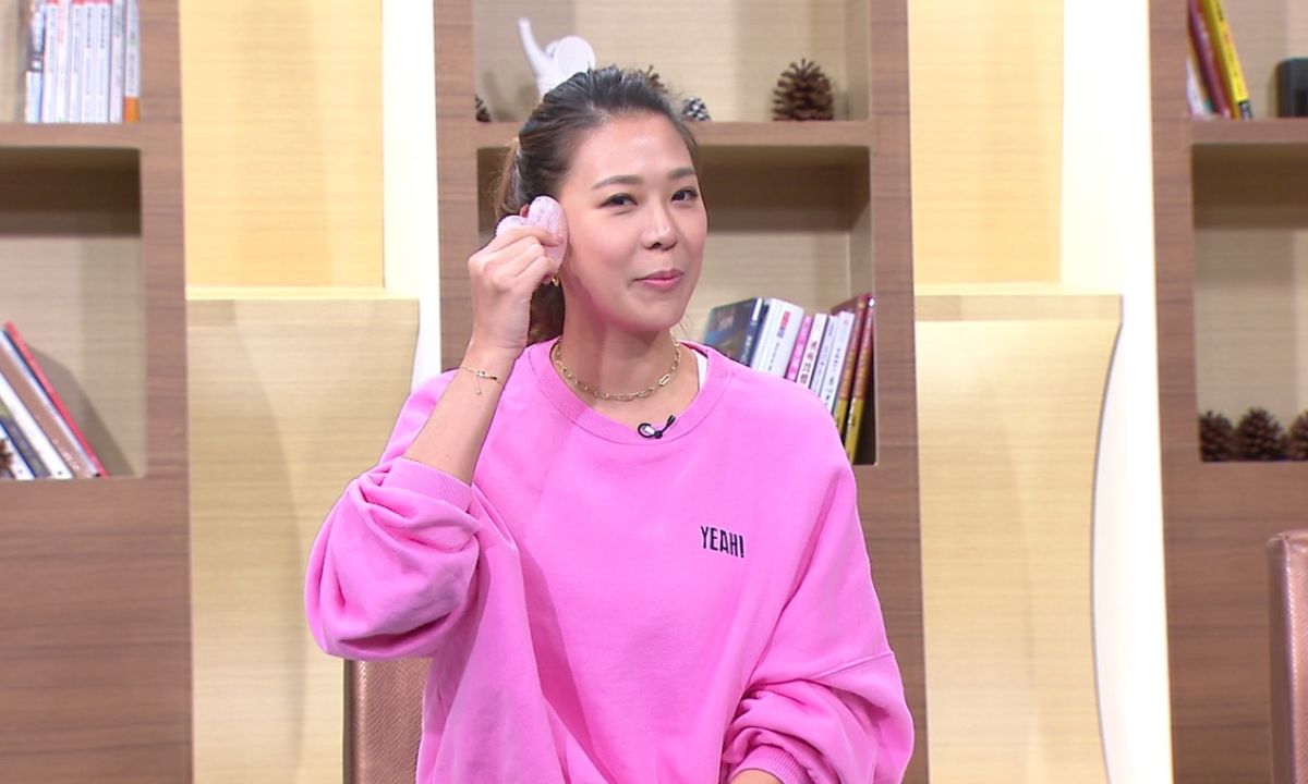 ▲林又立會早晚使用按摩板消水腫、刮痧。（圖／年代） 