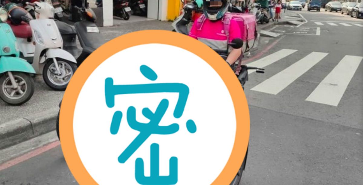 ▲網友捕捉外送員騎超神機車送餐。（圖／翻攝爆廢公社）
