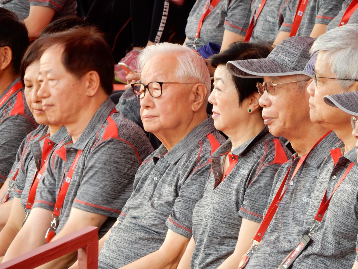 ▲台積電今（2）日舉行第28屆運動會，董事長劉德音(左二)也在會上宣布，為了感謝同仁，將在下個月發給3.9萬名同仁，每人1.2萬元的紅包。（圖／記者許家禎攝，2019.11.2）