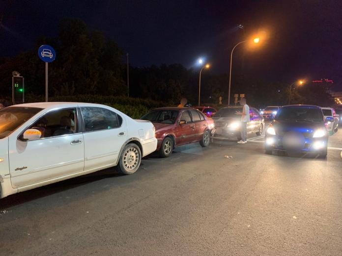 ▲高姓男子酒駕，先撞擊前方的紅色轎車，再推撞上前方蔡姓毒品通緝犯駕駛的白色轎車。（圖／竹北分局提供）