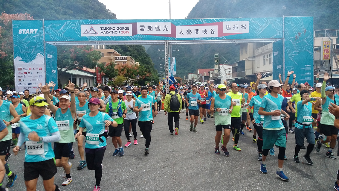 ▲2019太魯閣峽谷馬拉松今清晨開跑，超迥35國逾16000名選手報名參加，場面非常熱鬧。（圖／記者鄭志宏攝）