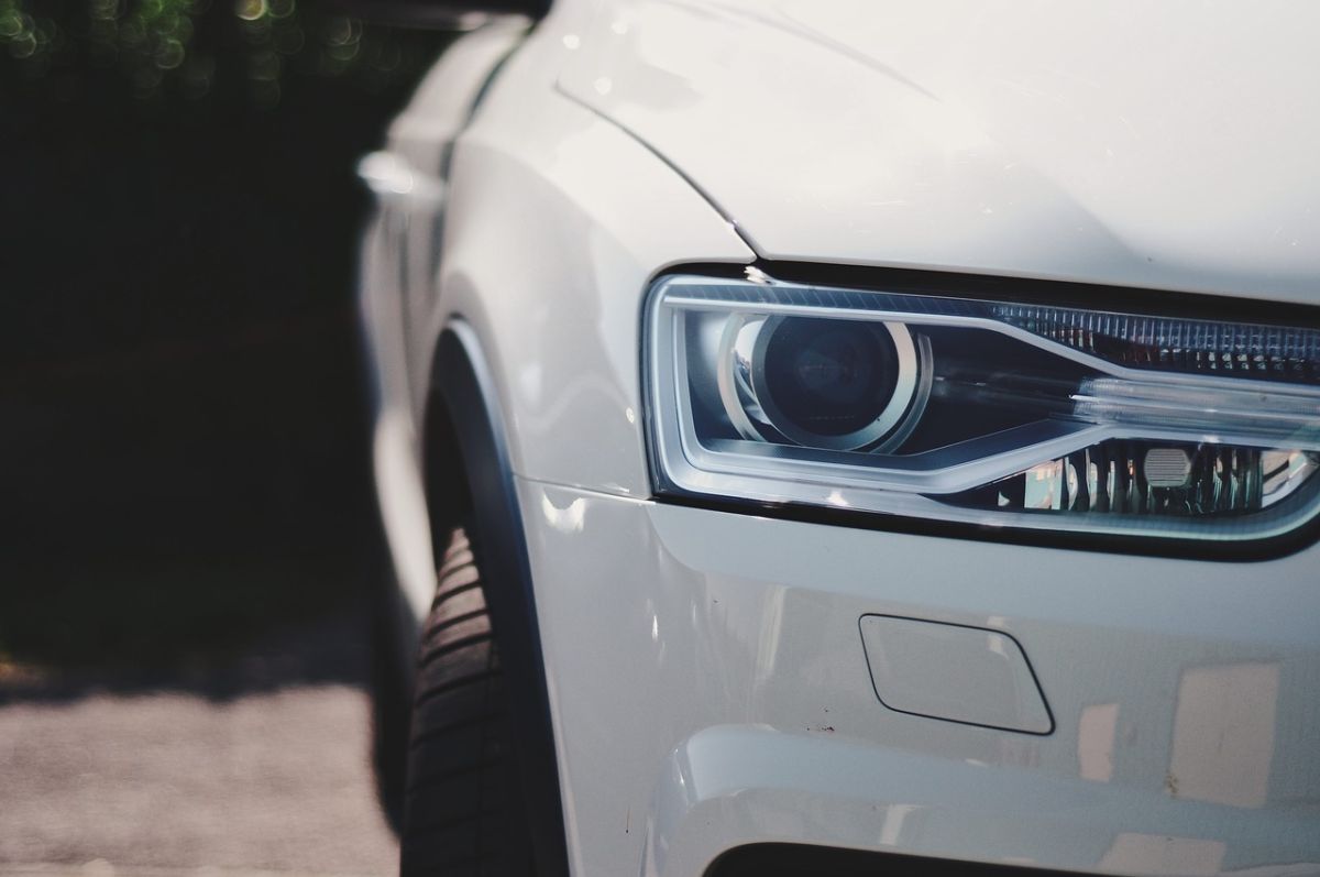 ▲有網友在 PTT 八卦版提到，若是「舊款滿配」和「新款簡配」的情況下，購車該如何選擇？貼文立刻引發熱議，網友們答案卻一面倒向選擇新車，並揭露背後原因。（示意圖／翻攝自 Pixabay ）
