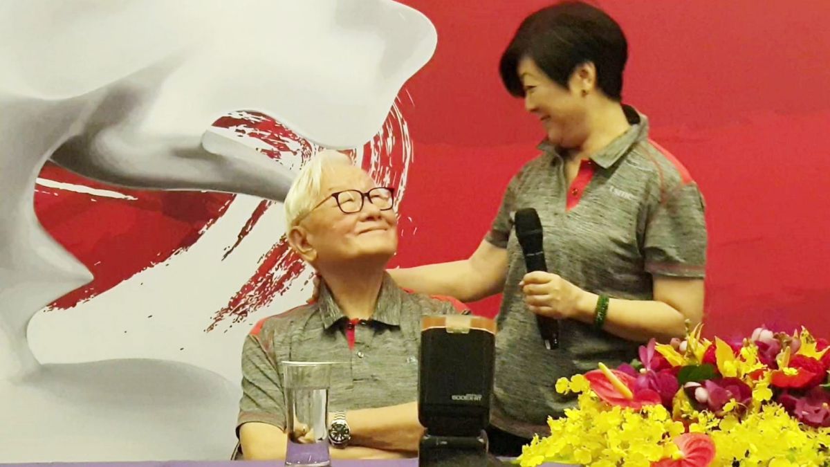 ▲台積電創辦人張忠謀、夫人張淑芬今（2）日雙雙出席台積電運動會，席間出席記者會，兩人更臉貼臉、相視而笑展現彼此好感情。（圖／記者許家禎攝，2019.11.2）