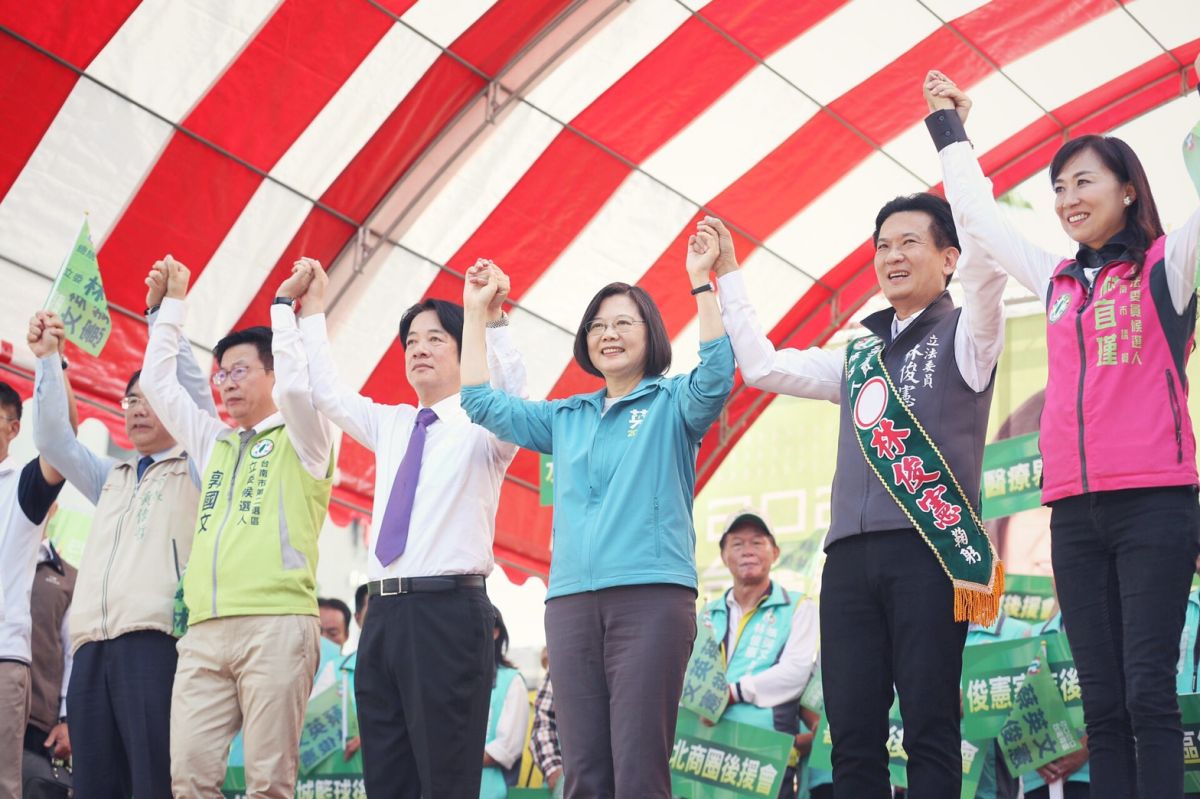 ▲總統蔡英文與前行政院院長賴清德今（2）日在台南立委林俊憲與總統蔡英文聯合競選總部成立大會上同台。（圖／蔡英文連任辦公室提供）