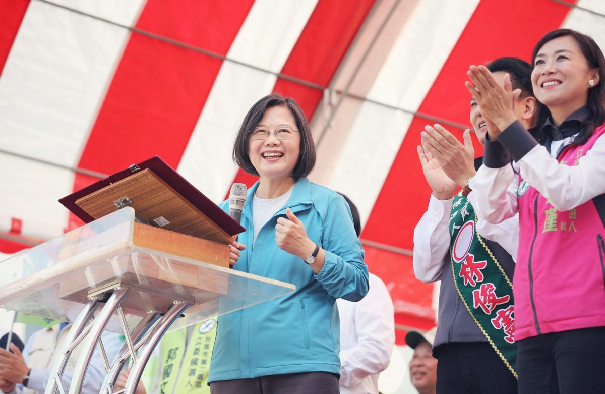 ▲總統蔡英文與前行政院院長賴清德今（2）日在台南立委林俊憲與總統蔡英文聯合競選總部成立大會上同台。（圖／蔡英文連任辦公室提供）