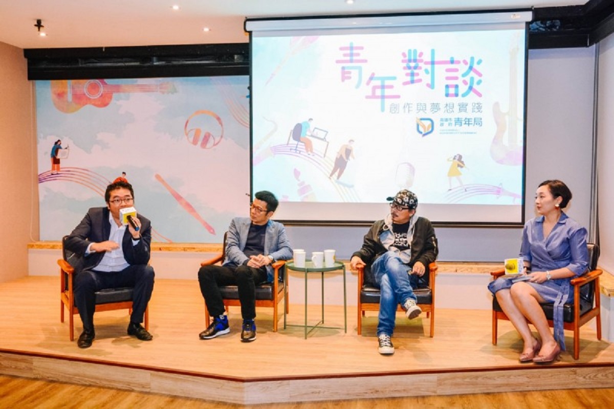 ▲高市青年局長林鼎超(左一) 為協助高雄的年輕音樂才子們在音樂創作上有所建議與啟發邀方文山（右二）、陳子鴻（左二）與青年對談。（圖／高市府青年局提供）