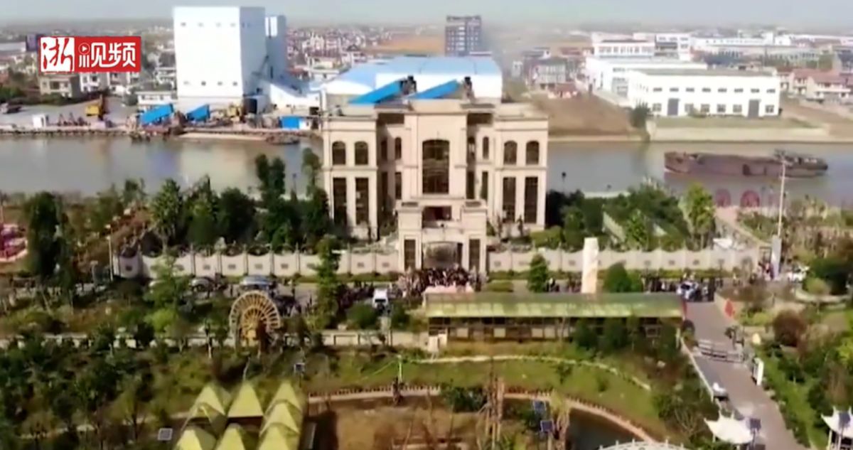 ▲大陸江蘇 1 棟耗費新台幣 5.6 億蓋造修建的超級豪宅，因屬違建，屋主不得不忍痛拆除。圖為拆除前。（圖／翻攝自杭州網微博）