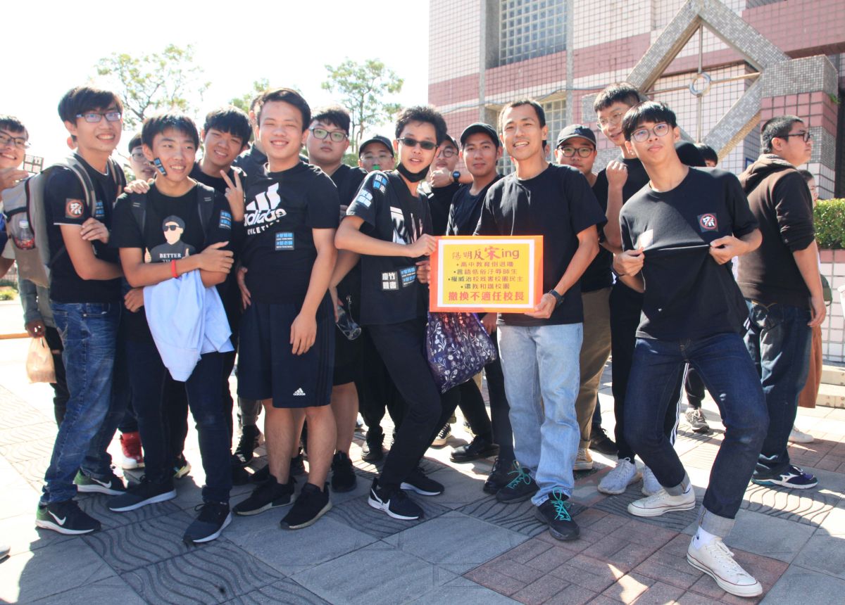 ▲陽明高中許多師生和畢業校友選在校慶這一天，回到學校參加「反宋」ｉｎｇ的活動。（圖／記者李春台攝, 2019.11.02）