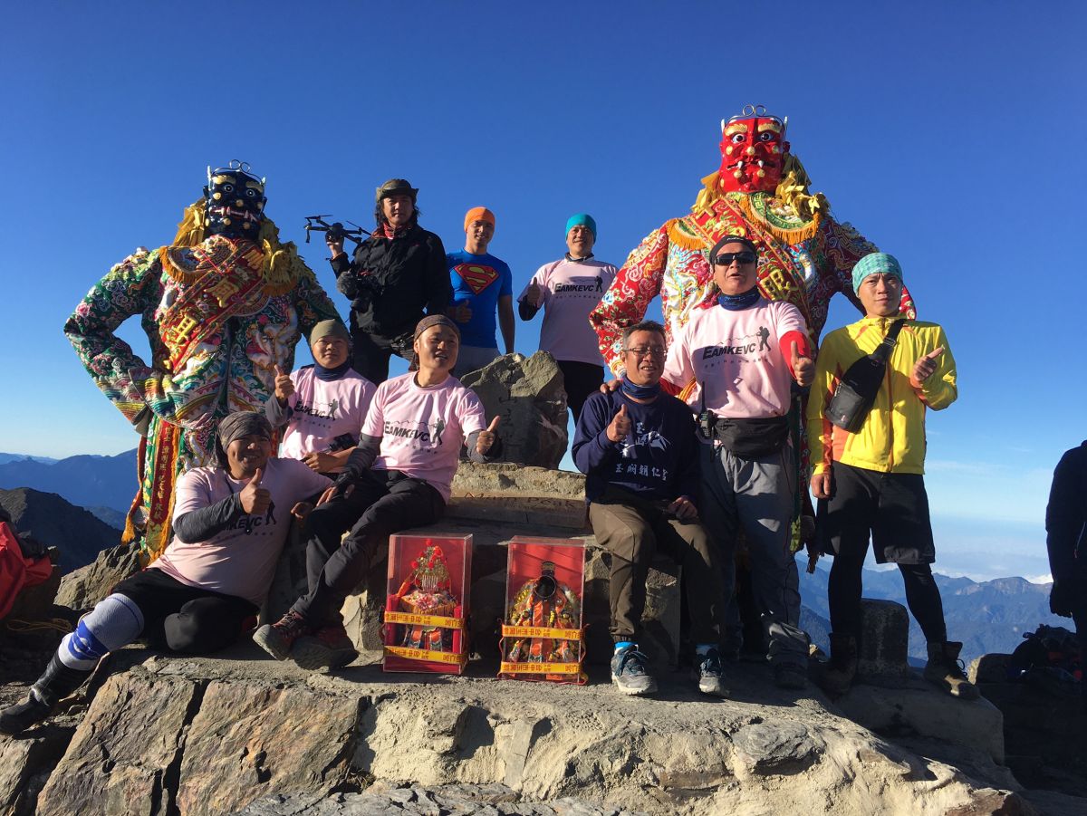 ▲玉闕朝仁宮信眾與神同行，成功攻頂玉山，在主峰頂上為台灣加油，祝福台灣（圖／柳榮俊提供）