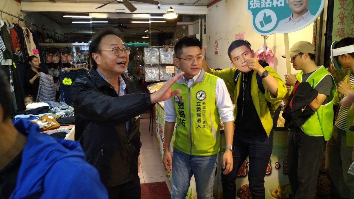 ▲民進黨新北市第11選區立委參選人張銘祐今（2）日在七連霸市議員陳永福的陪同下，前往新店的建國市場拜票。（圖／記者陳志仁攝，2019.11.02）