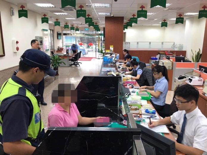 香港網友跨國設局騙台灣熟女　銀行襄理機警阻詐
