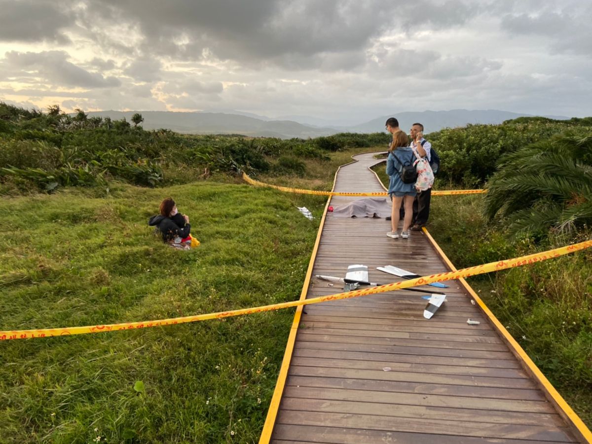 ▲屏東墾丁龍磐公園，下午發生了一起由外籍人士所操控的遙控飛機砸死人的案件，死者為一名35歲女子，在旁的另一位2歲男童意識清楚送醫救治。（圖/記者郭俊暉翻攝）