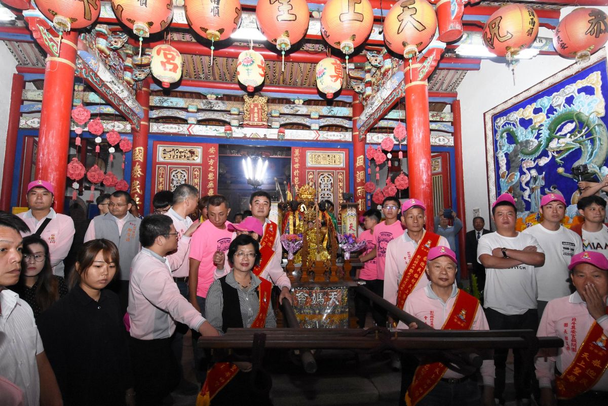 ▲彰化縣長王惠美、北斗奠安宮主委陳在等人扶轎恭迎回鑾。（圖／記者陳雅芳攝，2019.11.02）