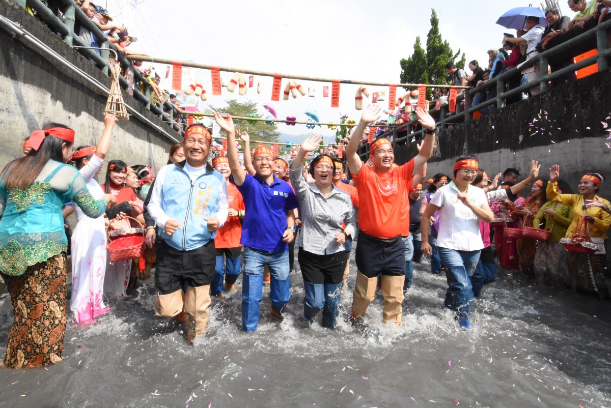 ▲彰化縣長王惠美及民眾進入八堡圳水道跑引水，為彰化縣祈福納財，同時緬懷先人、飲水思源。（圖／記者陳雅芳攝，2019.11.02）
