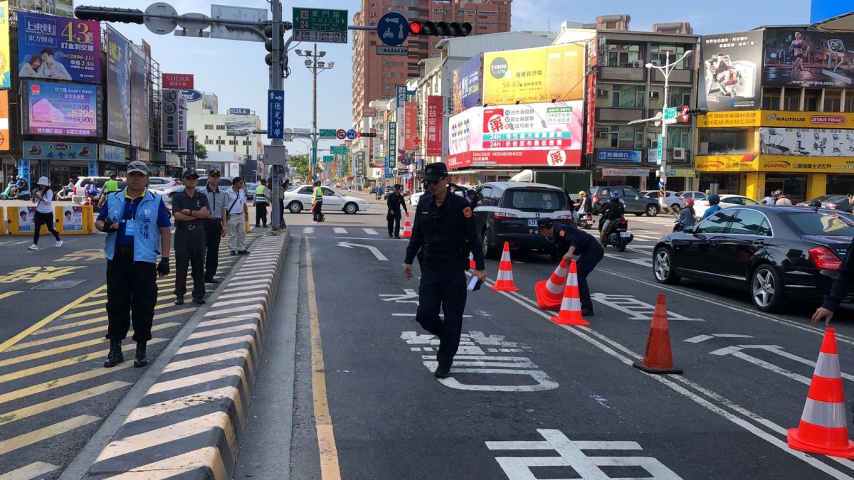 ▲造勢活動現場交通打結，警方趕緊調撥車道，進行疏導。（圖／記者陳聖璋攝，2019.11.02）