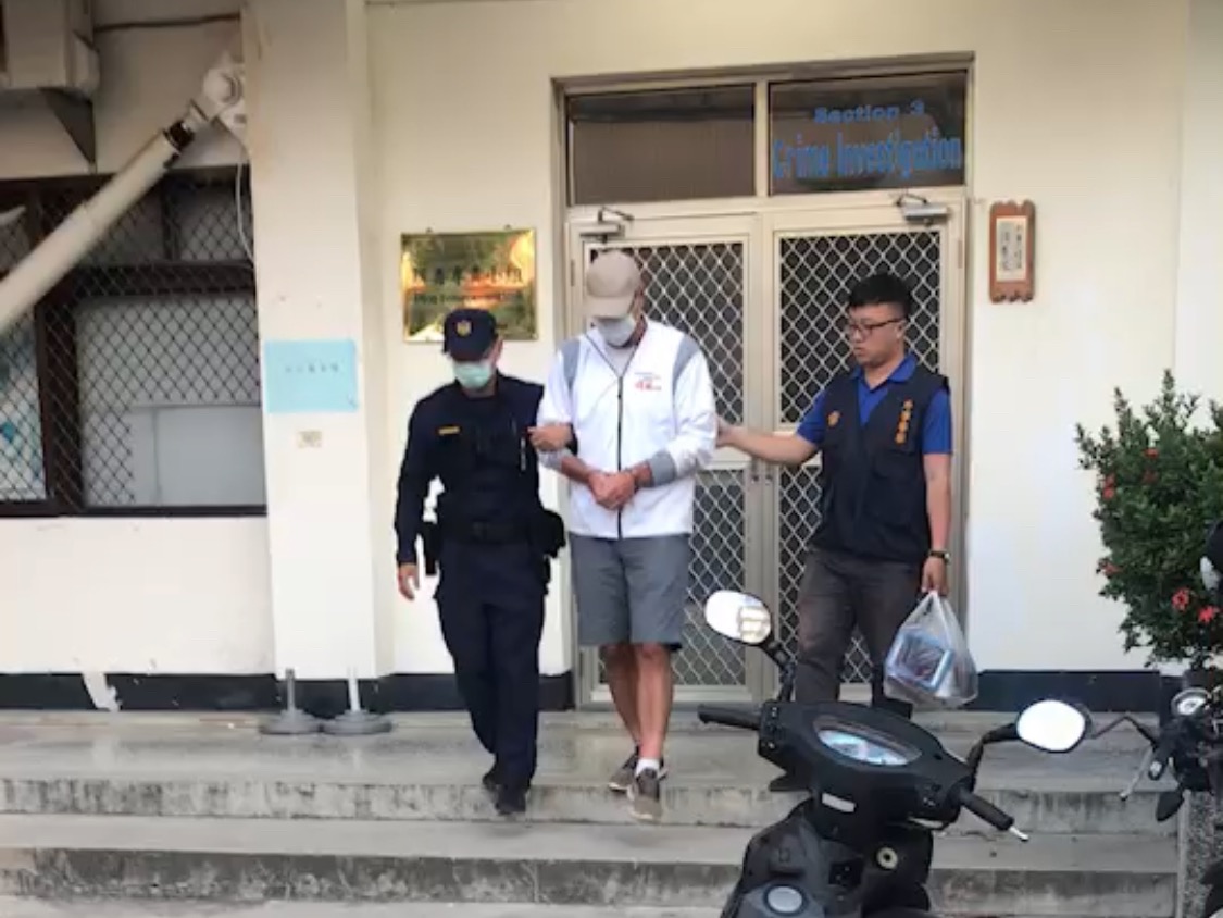 ▲美籍男子由恆春警分局帶回偵辦。（圖／記者郭俊暉翻攝 , 2019.11.03）