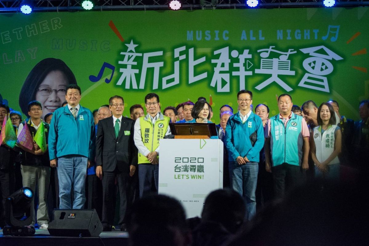 ▲民進黨昨（2）日晚間在新北舉辦的新北群英會音樂會造勢活動，有韓粉闖入媒體工作區直播，並指記者是綠營網軍，引發爭議。（圖／蔡英文連任競選辦公室提供）