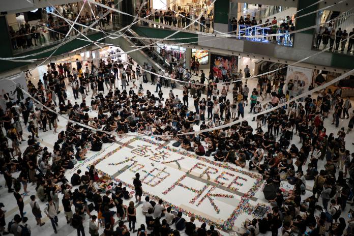 ▲香港反送中抗爭持續，影響消費者出門意願，轉為網路購物。（圖／美聯社／達志影像）